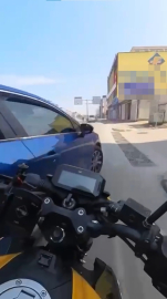 Otomobille çarpışıp elektrik panosuna savrulan motosikletin sürücüsü yaralandı