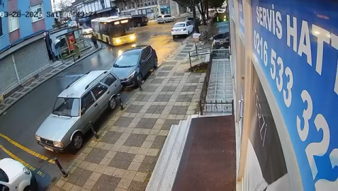 İstanbul- Ümraniye'de İETT otobüsü park halindeki otomobillere çarptı; kaza kamerada