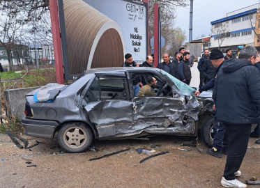 Kamyonet ile otomobil çarpıştı; 2'si bebek 9 yaralı