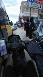 Bursa'da 1 kişinin yaralandığı 'yan bakma' kavgası kamerada