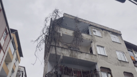 İstanbul- Bağcılar'da 4 katlı binanın çatısı çöktü- 1