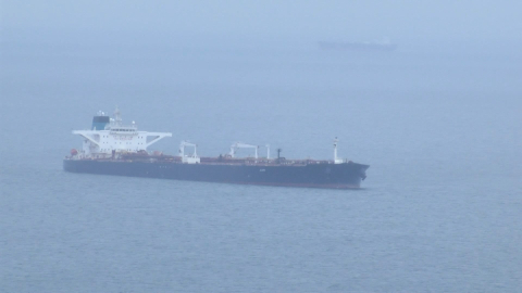 İstanbul- Karadeniz'de saldırıya uğrayan petrol tankeri Türkeli Demirleme Sahası'na çekildi