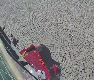 Camını kırdığı eczaneyi yakmaya çalışan eczacı gözaltına alındı