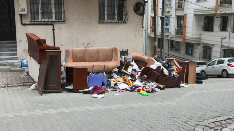 İstanbul- Esenyurt'ta evden çıkarmak istediği kiracısının eşyalarını sokağa attı
