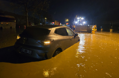 Manisa’da sağanak; araçlar yolda mahsur kaldı