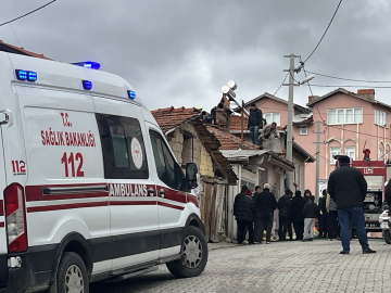 Kütahya'da tek katlı ev çıkan yangında kullanılamaz hale geldi