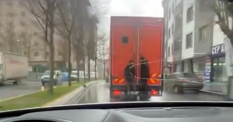 İstanbul - Esenyurt'ta trafikte patenle tehlikeli yolculuk kamerada