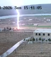 Kayseri’de boş araziye yıldırım düşme anı kamerada