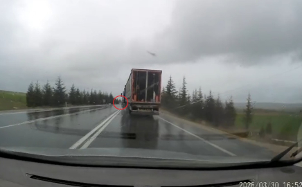 TIR’ın otomobile çarpıp sürüklediği kaza kamerada: 1 ölü, 2 yaralı