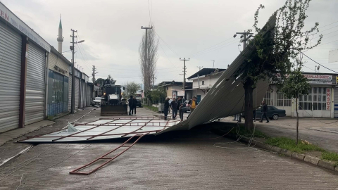 Aydın'da fırtına nedeniyle iş yerinin çatısı uçtu