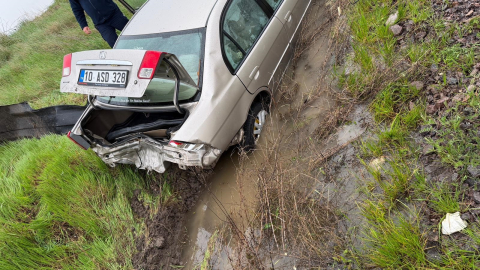 Balıkesir'de otomobil araziye yuvarlandı: 3 yaralı