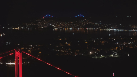 İstanbul - İstanbul'un sembol yapıları 'Dünya Otizm Farkındalık Günü'nde mavi kırmızı renklerle ışıklandırıldı