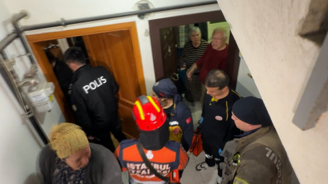 İstanbul - Avcılar'da 13 köpeğiyle yaşadığı dairede uyuyakaldı; itfaiye kapıyı kırınca uyandı