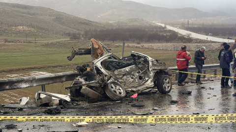 Malatya'da otomobil ile TIR çarpıştı: 3 ölü, 1 yaralı