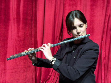 Eğitimi için günde 160 kilometre yol giden Zeynep Ece, Fransa'daki flüt yarışmasında birinci oldu