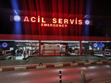 Parkta rastgele bıçak sallayan kişi, 2 yaşındaki Samet’i boğazından yaraladı