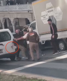 Kağıthane’de iki sürücünün bıçaklı yol verme kavgası kamerada