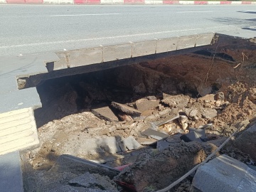 Siirt’te kaldırım çöktü; yol trafiğe kapatıldı