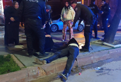 'Yan bakma' kavgası; 2 kardeş ile anneleri yaralandı