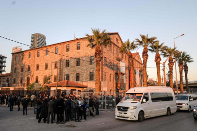 İzmir'de belediyenin Meslek Fabrikası Müdürlüğü olarak kullandığı eski DGM binasında tahliye süreci başladı