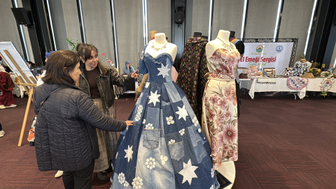 Atık kot pantolonlardan elbise, pazar arabası ve kadın çantaları üretti