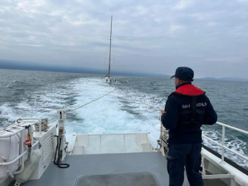 Kuşadası açıklarında sürüklenen teknedeki 2 kişi kurtarıldı