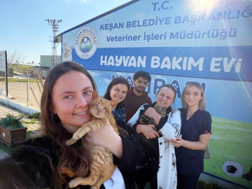 Bakımevinde tedavileri tamamlanan engelli kedileri, anne ve kızı sahiplendi