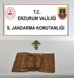 Erzurum’da Orta Çağ dönemine ait parşömen ile bronz haç ele geçirildi