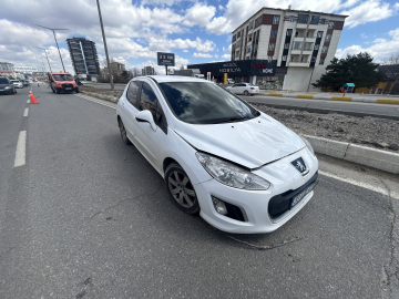 Otomobilin çarptığı Sima Nur ağır yaralandı