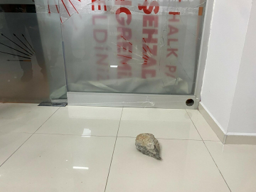 Şehzadeler CHP İlçe Başkanlığı binasına taşlı saldırı