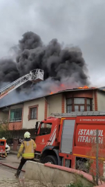 Sultanbeyli'de 2 katlı binanın çatısı alev alev yandı