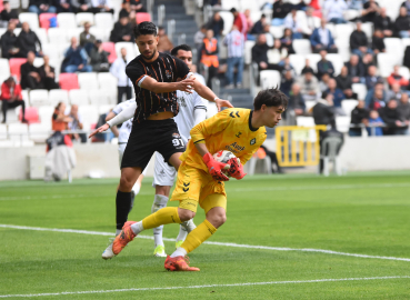 Altay'da kaleci Ulaş'tan büyük özveri