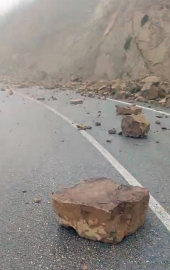 Tokat’ta yağış sonrası kaya parçaları yola yuvarlandı