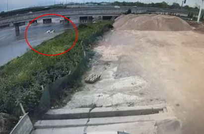 Dereden geçerken aracı suya gömülen sürücü öldü (2)