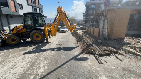 Avcılar'da yolu işgal eden inşaat demirlerine ceza