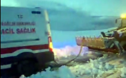 Hasta almaya giderken kara saplanan ambulansı, karla mücadele ekipleri kurtardı