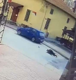 Camiye giderken otomobilin çarptığı yaya yaralandı; kaza kamerada