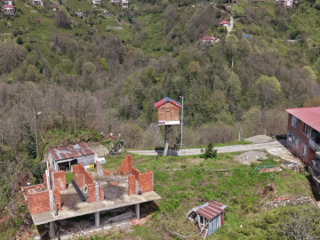Çocukluk hayalini 25 yıl sonra gerçekleştirdi; 7 metre yüksekliğe ağaç ev yaptı