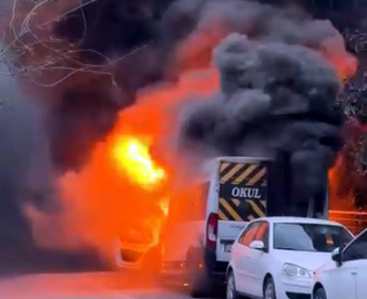 Avcılar'da park halindeki servis minibüsü alev alev yandı