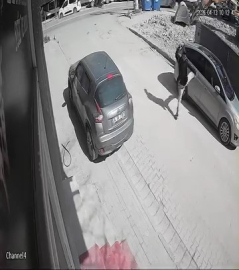 Avcılar'da araçları tekmeleyen şüpheli kamerada; serbest bırakıldı, yine saldırdı