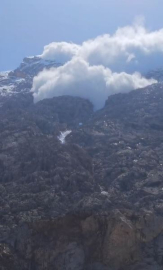 Hakkari'de dağdan düşen çığ, Zap Suyu'nun önünü kesti