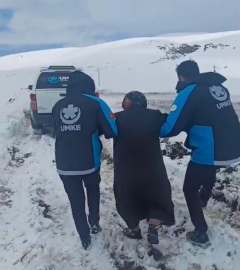Kardan yolu kapanan köyde rahatsızlanan kadın için ekipler seferber oldu