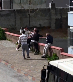 Tekerlekli sandalyedeki babasını azarlayınca mahalledeki gençler tarafından dövüldü