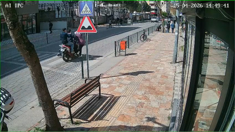 Anne ve bebeğine motosikletin çarptığı kaza kamerada