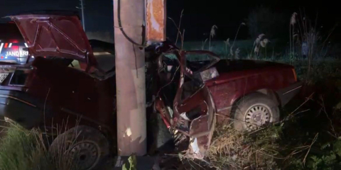 Beton direğe çarpan otomobilin sürücüsü öldü