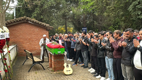 Şarkıcı Rıza Tamer, son yolculuğuna gitarıyla uğurlandı