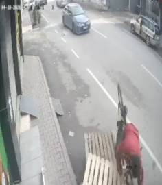 Yol kenarındaki paletlere çarpan bisikletin sürücüsü takla atıp düştü