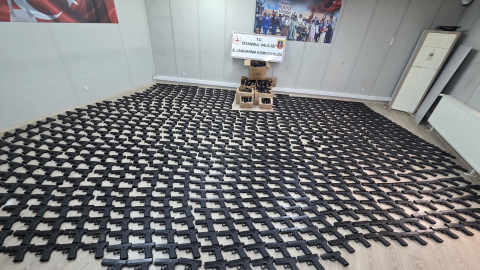 Eyüpsultan’da silah ticareti operasyonu: Kamyonette 1021 tabanca ele geçirildi