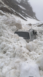 Üzerine çığ düşen araçtan kenti imkanlarıyla çıktılar