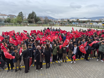 Malatya'da öğrenciler Türk bayrağı, öğretmenler karanfil ile karşılandı